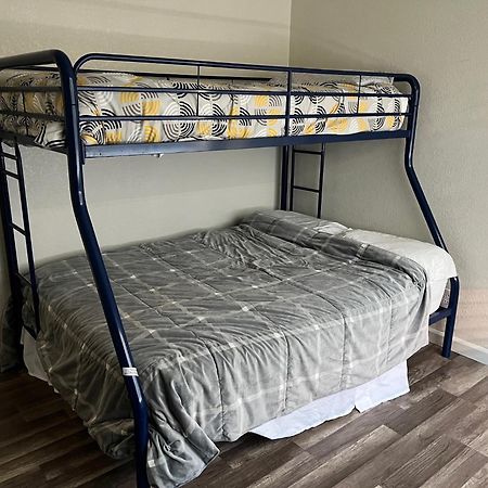 Peaceful 2Bed,1Bath Condo With Free Parking All Yours To Enjoy Fresno Ngoại thất bức ảnh